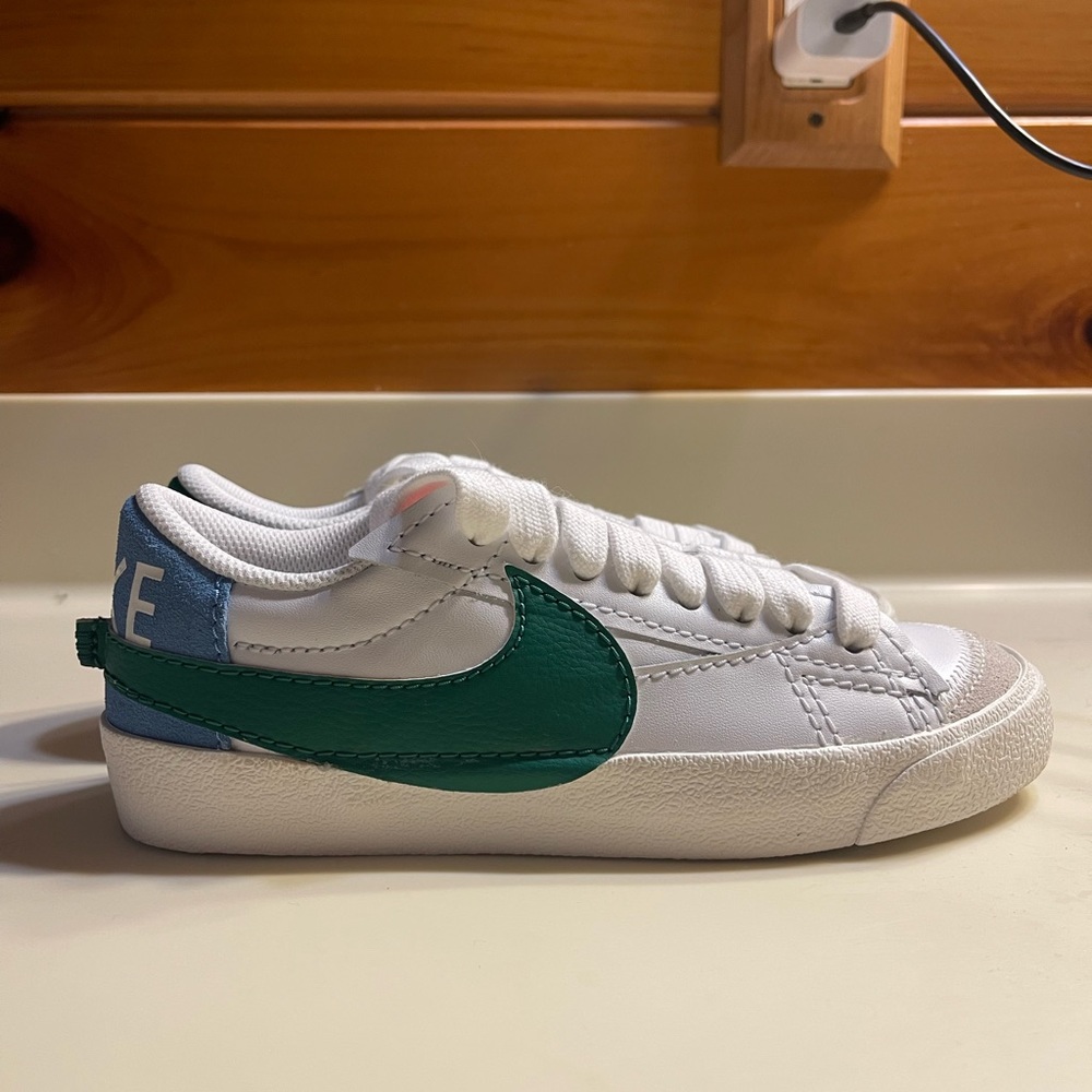 NWT Nike Womens size 7